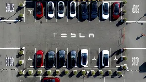 Criza din Yemen provoacă reacţii şi urmări în întreaga lume. Tesla îşi suspendă producţia în Germania 