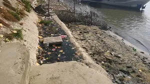 Miros îngrozitor pe Faleza Dunării din Galaţi. În zona de promenadă miroase a hazna