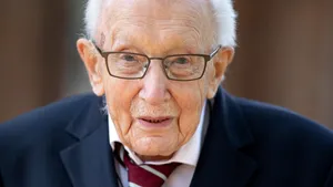 Căpitanul de 100 de ani care a strâns 32 de milioane de lire pentru sistemul medical devine cavaler