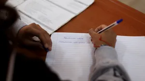 Oamenii care vor să îşi schimbe destinul: Pe băncile şcolii, sute de elevi de la 9 la 58 de ani - FOTO, VIDEO