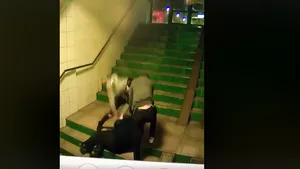 Bătrân bătut cu sălbăticie pe scările unui pasaj din Braşov. Doi tineri l-au lovit cu pumnii şi picioarele, lăsându-l inconştient. Care este starea bărbatului