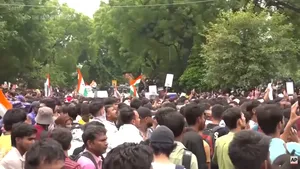 Protestatarii din India, opriți cu gaze lacrimogene să intre în Parlament. De ce protestează „gândacii”?