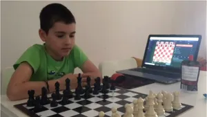 Sportul minţii îţi dă o viteză în plus. Beneficiile meciurilor de şah „fulger” pentru cei mici