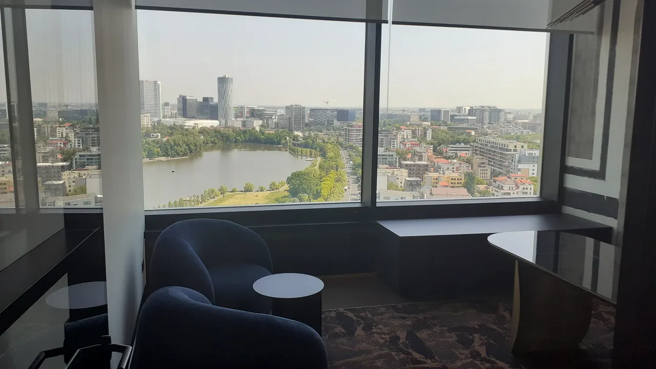 Turnul din Bucureşti în care un birou se închiriază cu 5.000 de euro/lună şi unde poţi juca golf în pauze