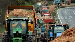 PROTESTUL fermierilor din Franţa: Camion românesc, atacat de agricultori revoltaţi de scăderea preţurilor la alimente - VIDEO