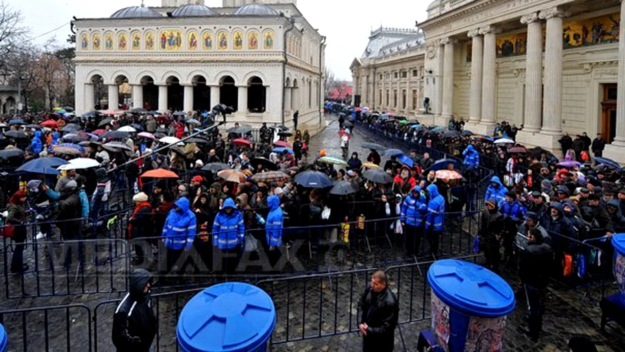 Peste 3.000 credincioşi au fost la Catedrală. Oamenii au luat agheasmă pentru vecini şi rude - GALERIE FOTO