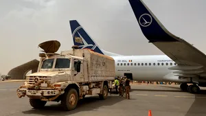 GALERIE FOTO: 120 de militari au fost transportaţi de Tarom în Mali. Ce misiune va îndeplini detaşamentul 