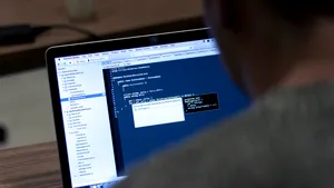 Costul mare la care a ajuns în România recrutarea şi integrarea în companie a unui programator