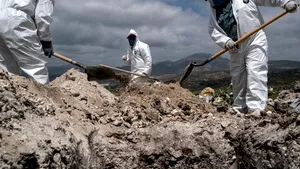 Descoperire de coşmar. Oraşul în care autorităţile au dezgropat 10 gropi comune, cu peste 100 de cadavre, doar în 2020. Cine ar fi victimele