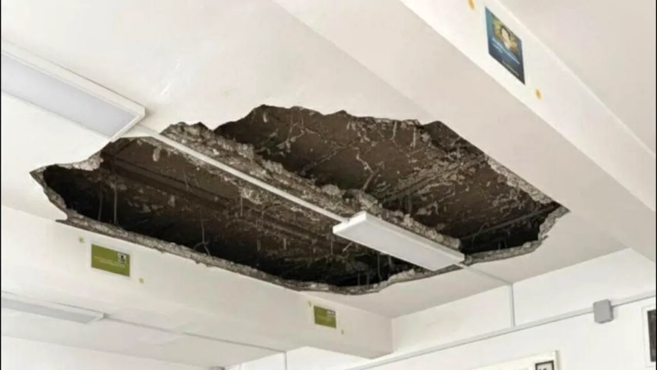 Imagini revoltătoare la Colegiul „Mihail Sturza” din Iași / Tavan prăbușit într-o sală de clasă