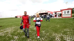 Elena Udrea a sărit cu paraşuta: E o senzaţie unică, incitantă, care merită încercată - VIDEO, GALERIE FOTO