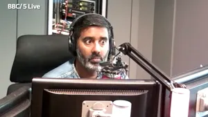 VIDEO Studiourile BBC Radio 5 live au fost evacuate în timpul unei transmisiuni live. Panica întipărită pe feţele prezentatorilor, surprinsă de camerele de vederi 