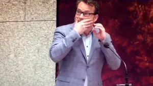 Un bărbat a încercat să se sinucidă în plenul Parlamentului olandez: S-a aruncat de la balcon în timpul dezbaterilor | FOTO, VIDEO