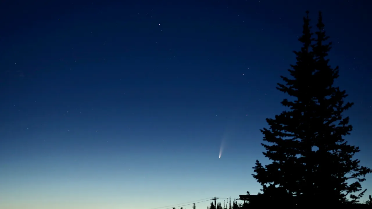 Observatorul Astronomic: Cometa Tsuchinshan–Atlas se poate vedea slab cu ochiul liber, seara la apus