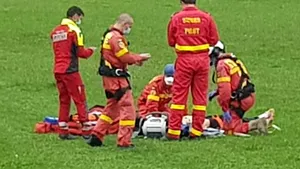 Accident tragic: Echipaj SMURD, chemat de urgenţă după ce un bărbat s-a prăbuşit în gol peste 20 de metri / Starea victimei