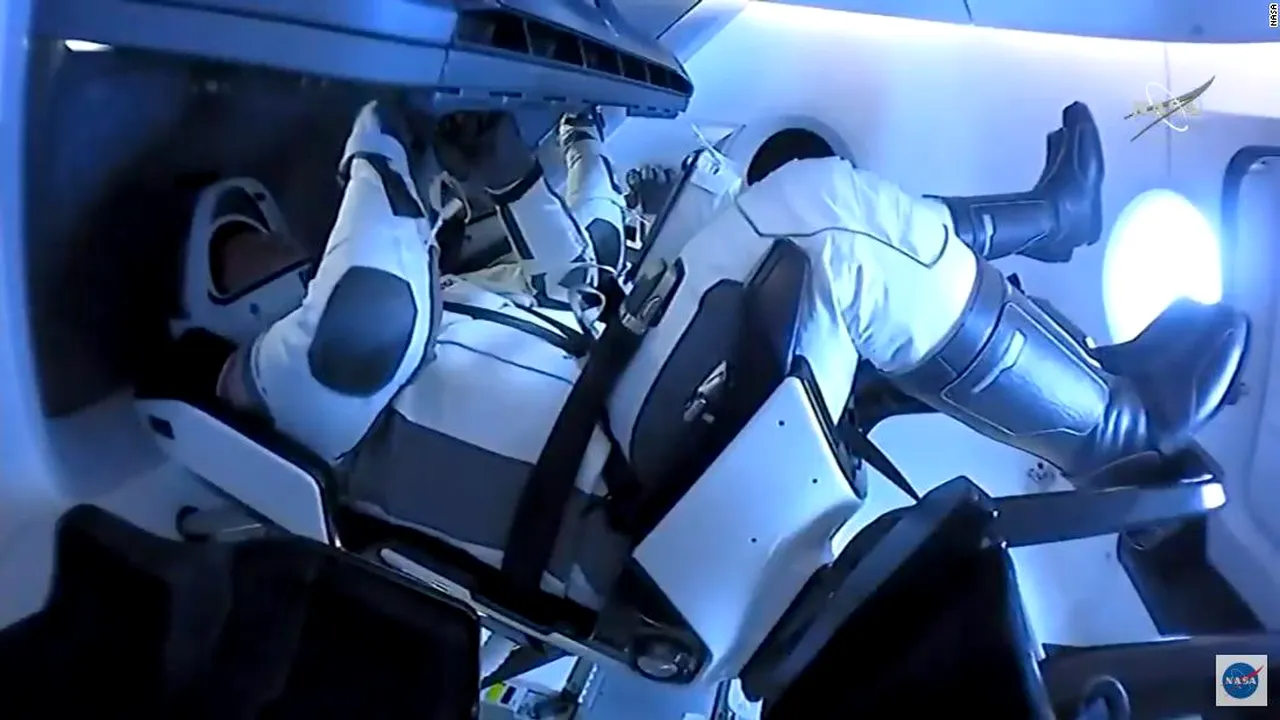 Misiune îndeplinită pentru SpaceX. Naveta Crew Dragon s-a întors pe Pământ. Cei doi astronauţi au amerizat în Golful Mexic