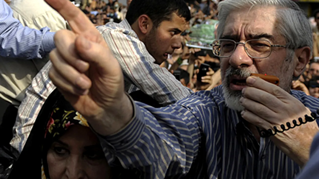 Mir Hossein Mousavi, blocat de manifestanţi în biroul său de la Teheran