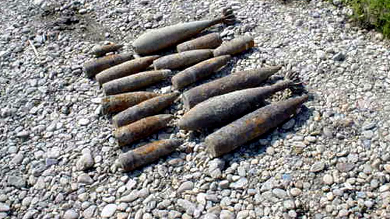 Vrancea: 12 bombe de aviaţie şi două mine antitanc, găsite de muncitori care demolau o clădire