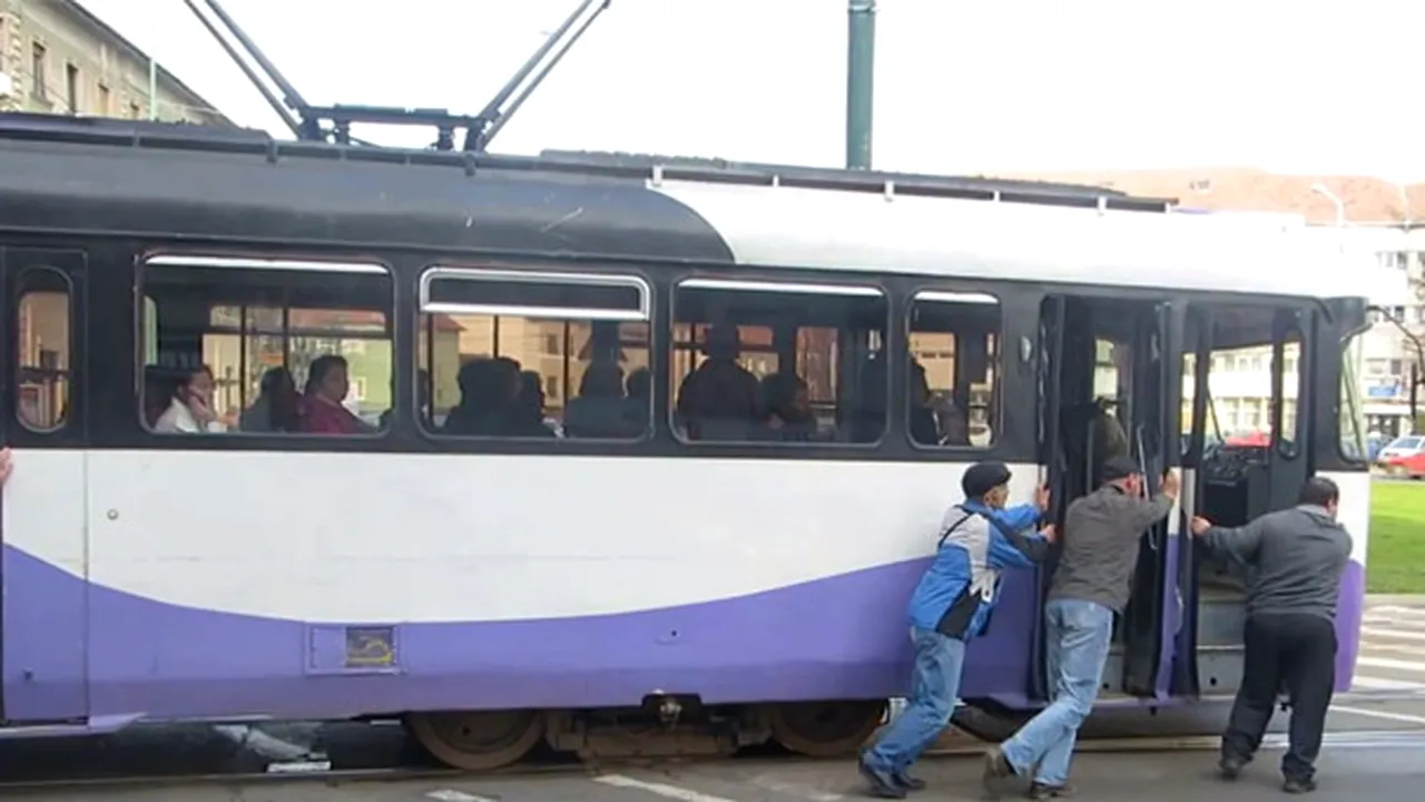 Călătorii au împins un tramvai oprit pe şine, la Timişoara - VIDEO