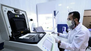 Câte persoane poate infecta un singur om care are coronavirus. Anunţul unui medic din Marea Britanie
