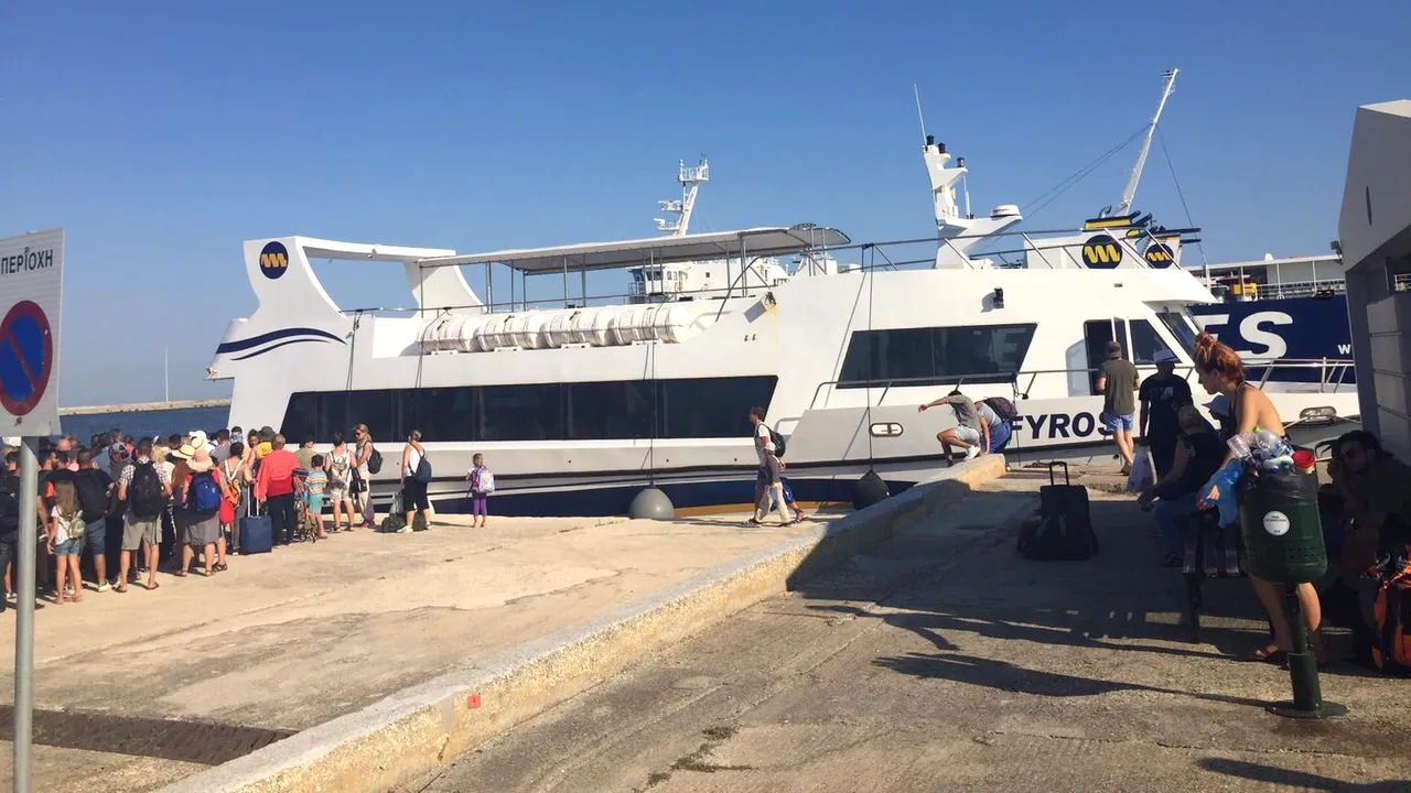 MAE: 25 de autoturisme din România au fost transportate pe ruta Insula Samothrakis - Alexandroupolis | FOTO