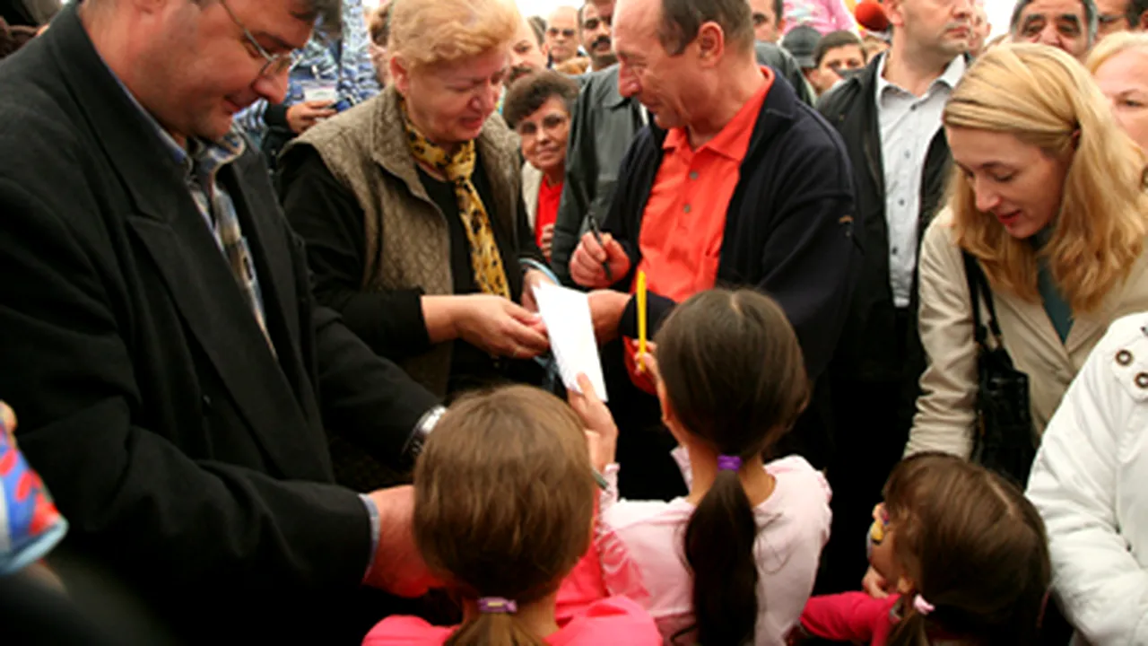 Băsescu a făcut o scurtă baie de mulţime la Bucharest Food Festival (Galerie Foto)