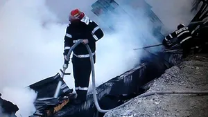 Un depozit de cherestea şi o hală de producţie din Rucăr au ars din temelii - FOTO