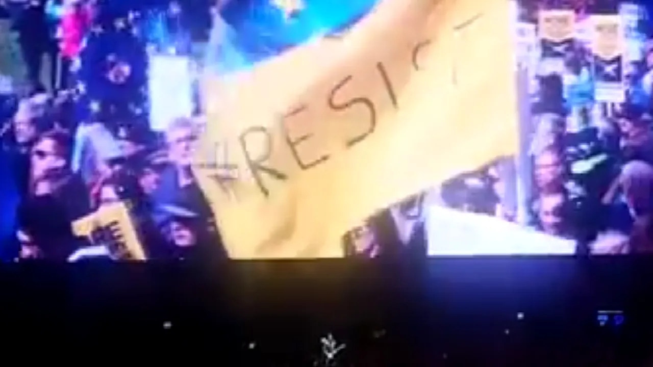 Imagini de la protestele din Bucureşti au fost folosite în turneul actual al formaţiei rock U2 | VIDEO