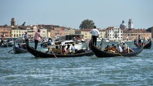 PARADOX. Plimbare cu gondola la Veneţia, dar cu ochii doar în smartphone. Imaginile fac înconjurul lumii | VIDEO