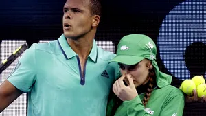 Moment inedit la Australian Open: Tsonga a oprit un meci pentru a ajuta un copil de mingi - VIDEO