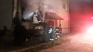 Bloc evacuat în timpul nopţii. O persoană a murit în INCENDIU, alte trei au fost intoxicate cu fum