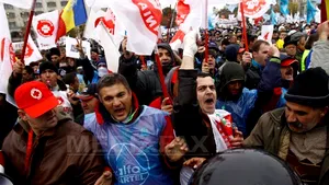 Jandarmii au ridicat 11 persoane care au instigat protestatarii să forţele cordonul de ordine - VIDEO