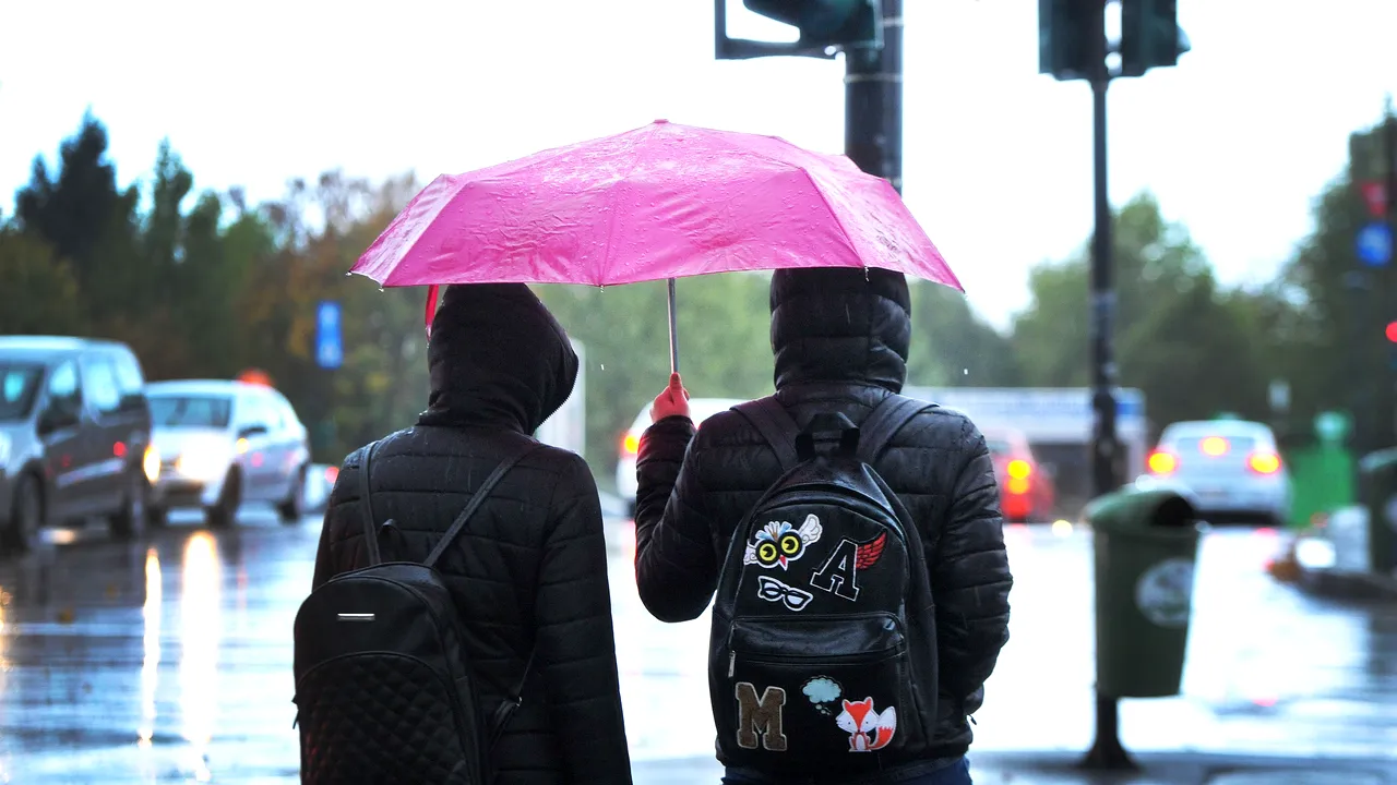 Vremea în Bucureşti: Meteorologii anunţă vânt puternic şi ploi torenţiale, cu descărcări electrice