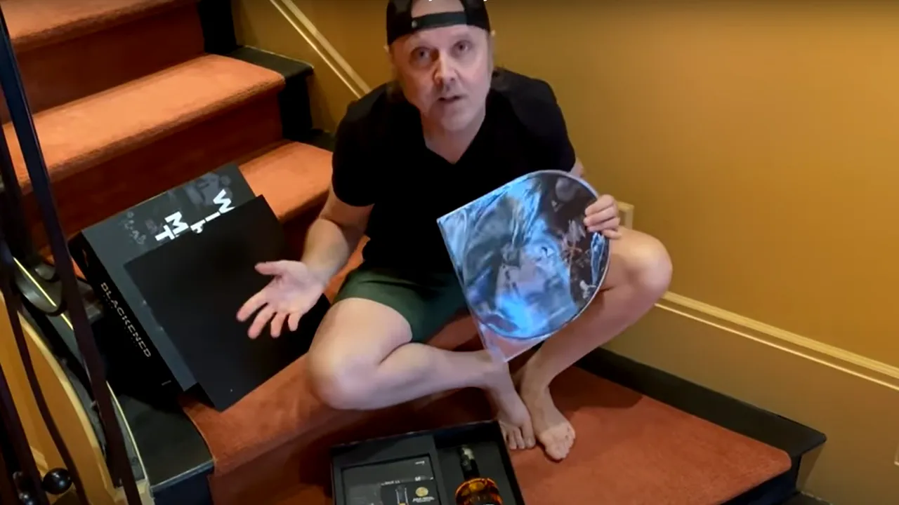 Formaţia Metallica lansează un set special cu whiskey Blackened şi viniluri