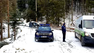 Trei turişti au rămas cu maşina blocată în noroi, în Buzău