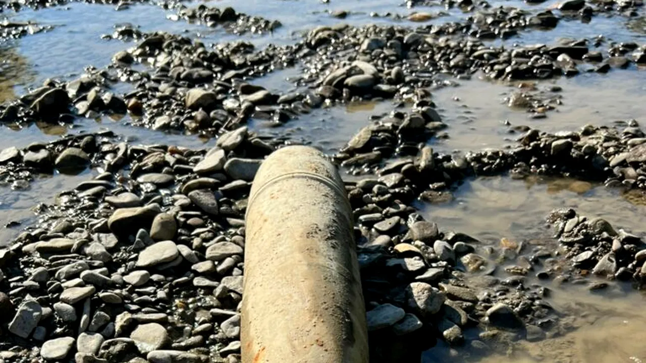Proiectil exploziv de calibru 105 milimetri a fost găsit în albia râului Siret