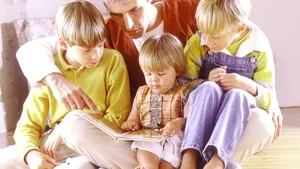 Câţi părinţi citesc zilnic copiilor? Temele de lectură preferate