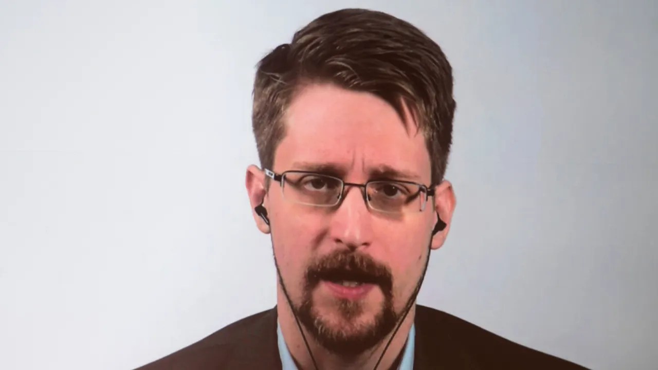 Edward Snowden solicită cetăţenia rusă. Decizia a fost luată din motive familiale
