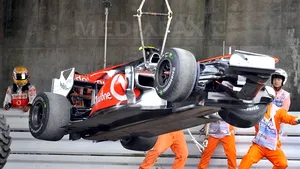 Un angajat McLaren are de făcut 9000 de km pentru a repara aripa maşinii lui Hamilton