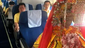 FOTO Zeităţi chinezeşti care zboară cu avionul, la clasa business şi au paşapoarte speciale. Imaginile au devenit VIRALE. Însemnătatea SPECIALĂ a călătoriei