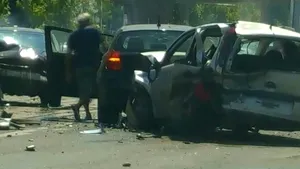 Şoferul care a lovit cinci maşini în nordul Capitalei, în timp ce era urmărit de poliţie, nu a fost încă prins