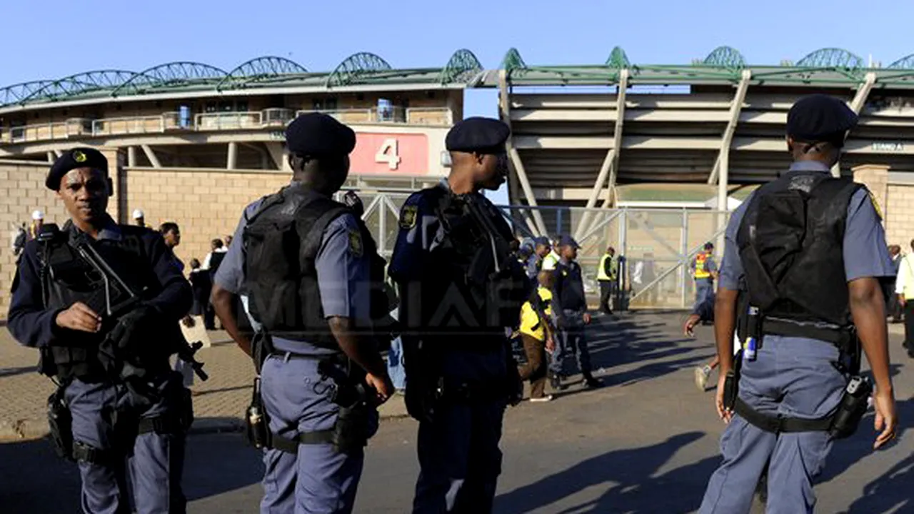 Poliţia sud-africană a preluat operaţiunile de securitate de pe patru stadioane de la CM