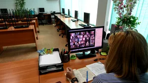 Mate Andras, avocat şi părinte, susţine că învăţarea online încalcă drepturi ale elevilor. Solicită revocarea Ordinului 