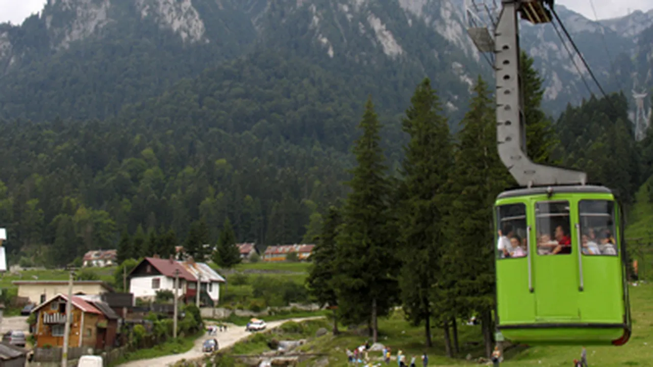 Sute de turişti stau la coadă pentru a urca cu telecabina pe platoul Bucegi