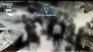 11 tineri au fost reținuți după ce s-au luat la bătaie în mall / Un băiat de 16 ani avea la el un cuțit