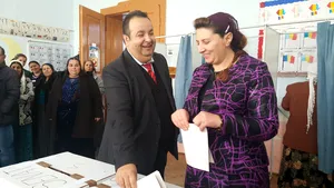 Dorin Cioabă, autointitulatul rege al romilor din România, a mers la urne cu alai, după ce a jurizat un concurs - GALERIE FOTO