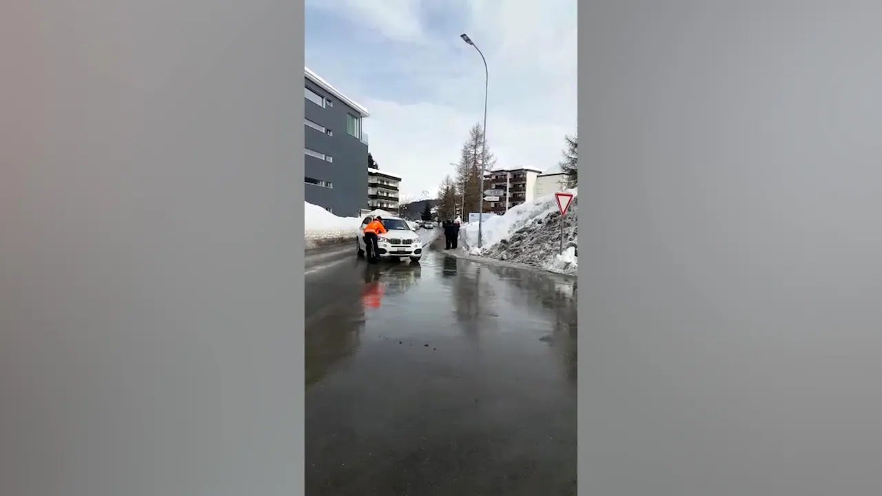 O maşină din convoiul lui Donald Trump a lovit un poliţist, la Davos | VIDEO