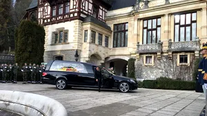 Sicriul cu trupul neînsufleţit al Regelui Mihai, întâmpinat de sute de oameni la Palatul Regal din Capitală / 