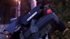 Bistriţa: Doi răniţi după ce o maşină a intrat într-un copac, apoi într-un stâlp de iluminat - VIDEO