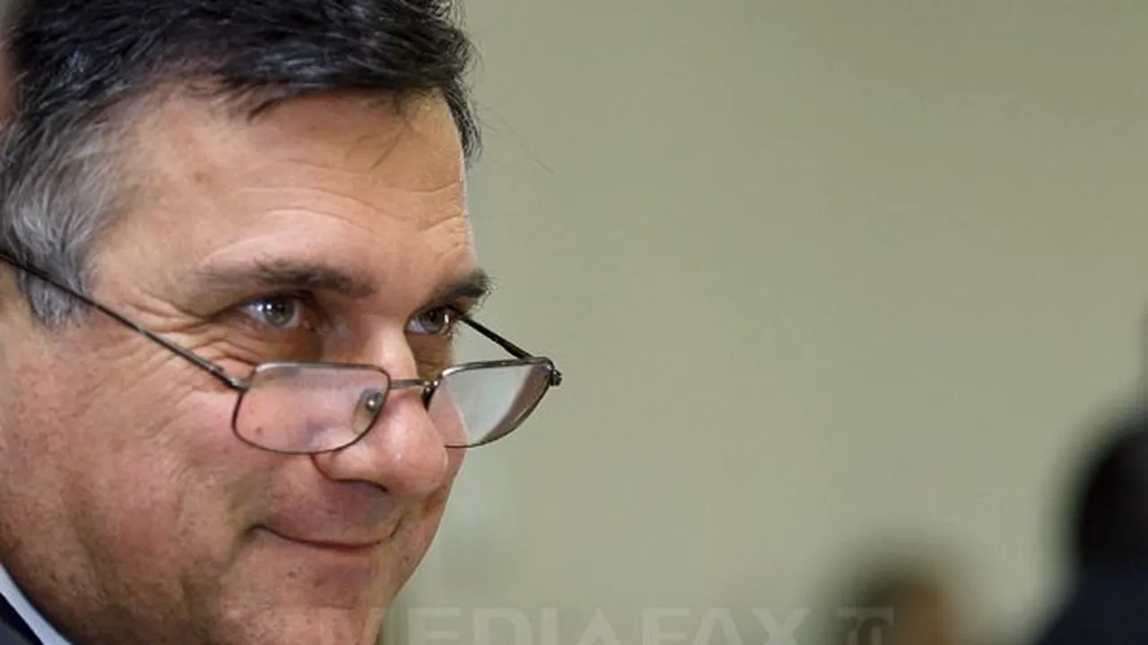 ALEGERI PREZIDENŢIALE 2014 - Gheorghe Funar a votat la ora 7.00. Candidatul independent la Preşedinţie a venit îmbrăcat în costum popular